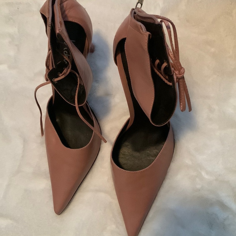 Laundry is the maker.  Size 10.  Never worn.  Good condition.